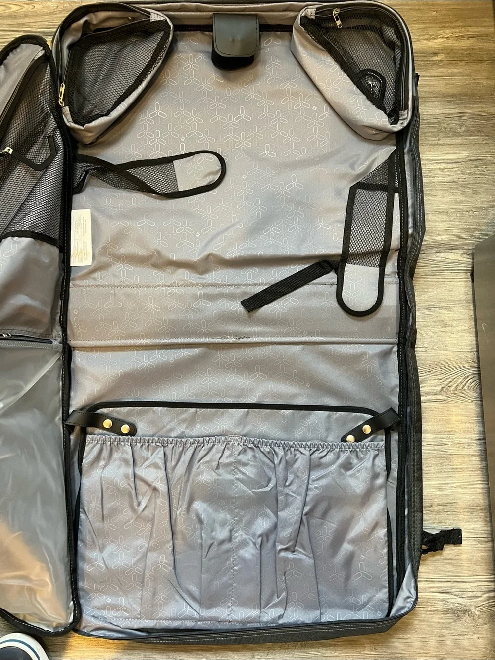 Samsonite Black Travel Garment Bag with Front Zip Pocket